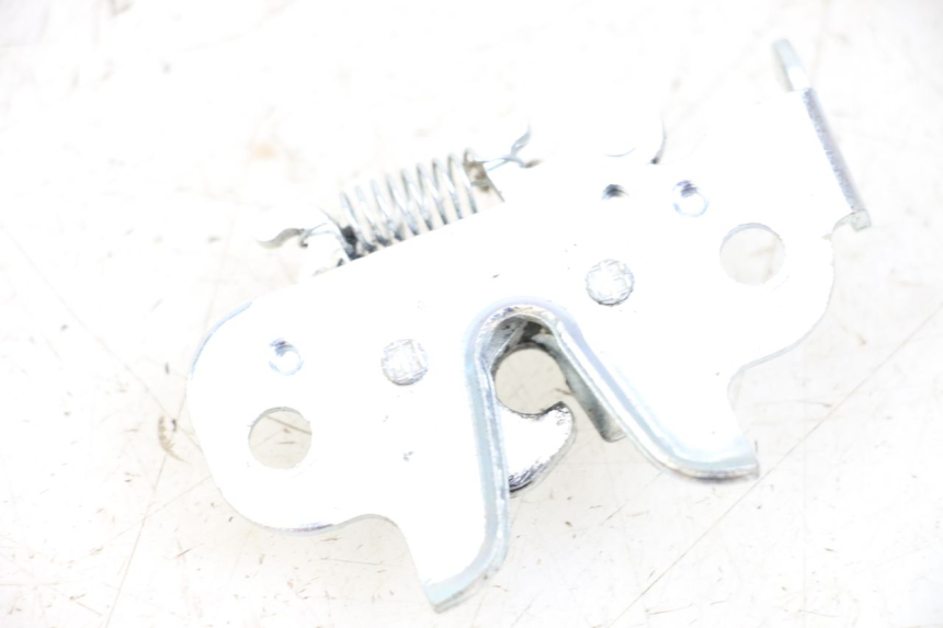 photo de CERRADURA DEL ASIENTO PEUGEOT KISBEE 4T 50 (2018 - 2022) - Detalle de la pieza