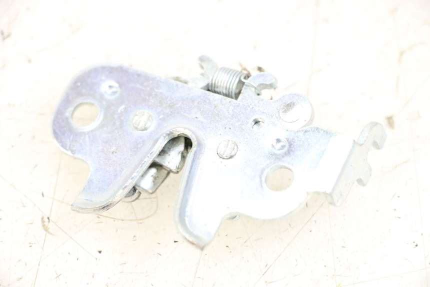 photo de CERRADURA DEL ASIENTO PEUGEOT KISBEE 4T 50 (2018 - 2022) - Zoom estado de uso