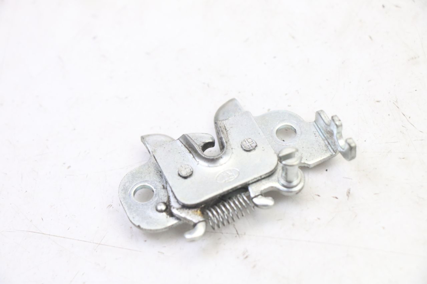 photo de CERRADURA DEL ASIENTO PEUGEOT KISBEE 4T 50 (2018 - 2022) - Detalle de la pieza