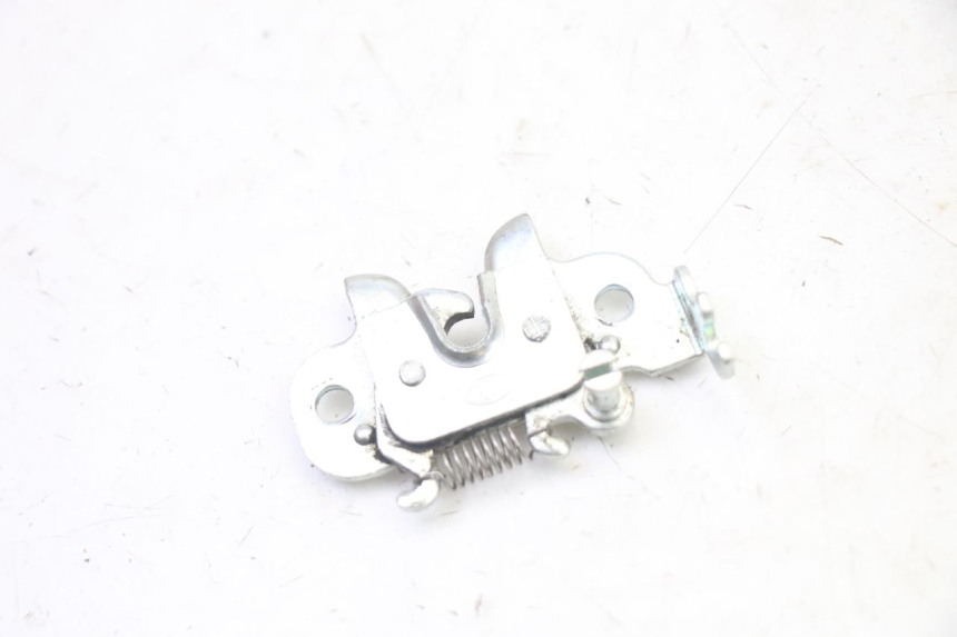 photo de CERRADURA DEL ASIENTO PEUGEOT KISBEE 4T 50 (2018 - 2022) - Detalle de la pieza