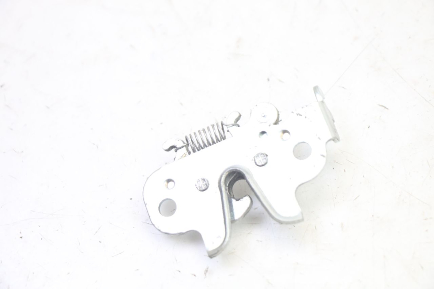 photo de CERRADURA DEL ASIENTO PEUGEOT KISBEE 4T 50 (2018 - 2022) - Zoom estado de uso