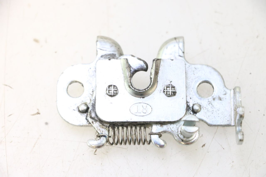 photo de CIERRE ASIENTO HOOK PEUGEOT KISBEE 4T 50 (2023 - 2026) - Detalle de la pieza