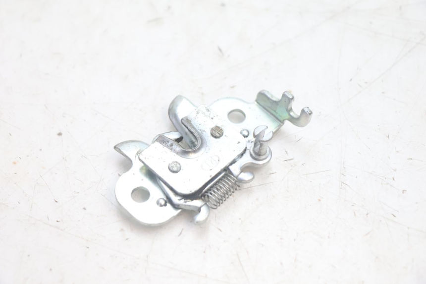 photo de CERRADURA DEL ASIENTO PEUGEOT KISBEE 4T 50 (2018 - 2022) - Detalle de la pieza