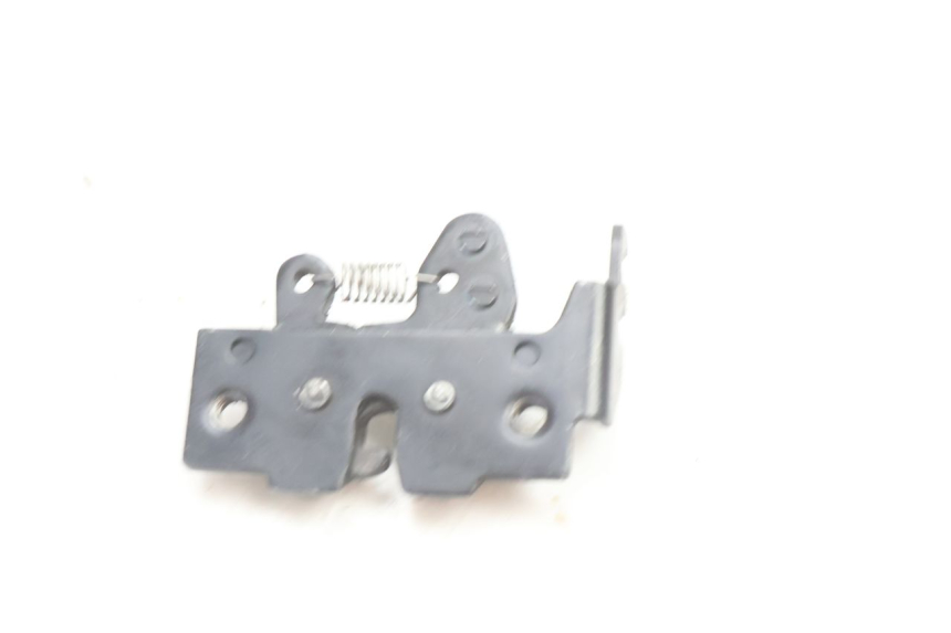 photo de CIERRE ASIENTO HOOK PIAGGIO LIBERTY IGET 4T 50 (2021 - 2025) - Zoom estado de uso