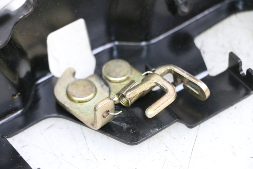 photo de CERRADURA DE ASIENTO SYM MIO 50 (2011 - 2017) - Detalles de los puntos de fijación