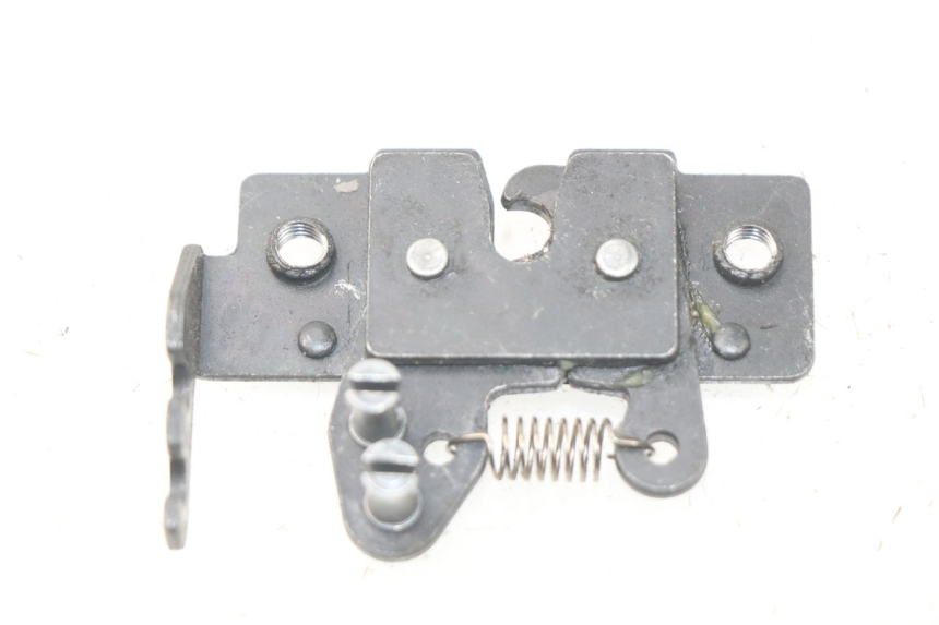 photo de CIERRE ASIENTO HOOK PIAGGIO MP3 HPE 500 (2019 - 2022) - Detalle de la pieza