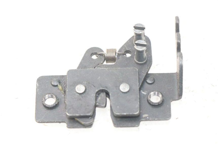 photo de CIERRE ASIENTO HOOK PIAGGIO MP3 HPE 500 (2019 - 2022) - Zoom estado de uso