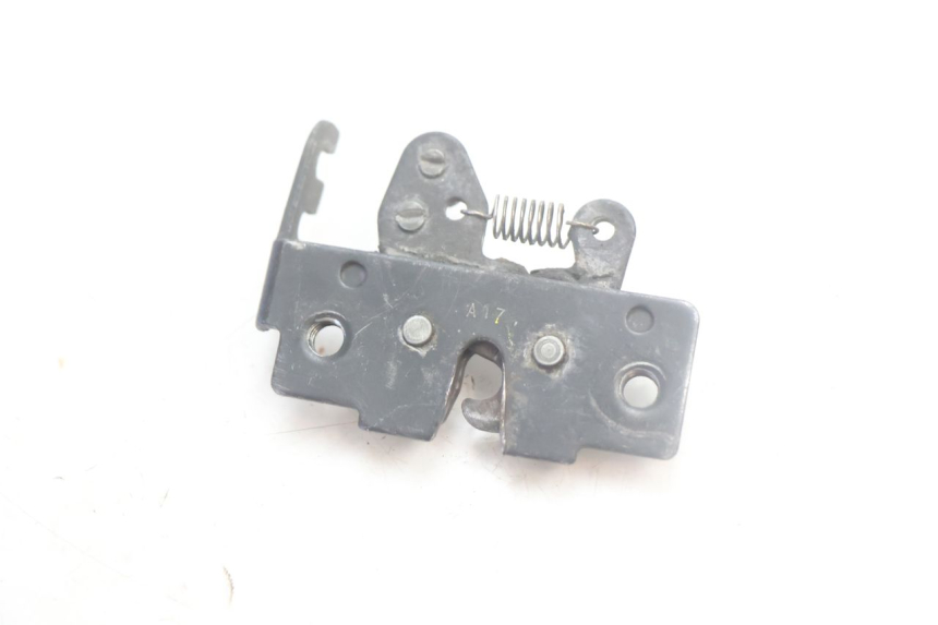 photo de CIERRE ASIENTO HOOK PIAGGIO MP3 500 (2016 - 2018) - Zoom estado de uso