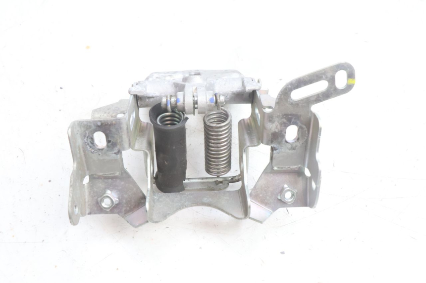 photo de CIERRE ASIENTO HOOK YAMAHA N-MAX NMAX 125 (2021 - 2024) - Zoom estado de uso