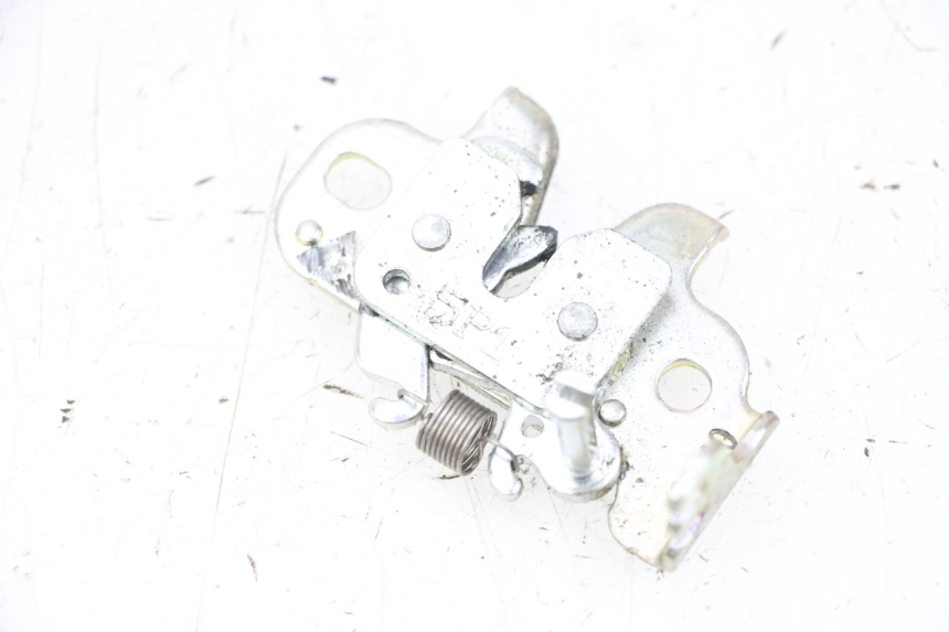 photo de CIERRE ASIENTO HOOK YAMAHA NEO'S CORE 1 (2022 - 2026) - Otra perspectiva