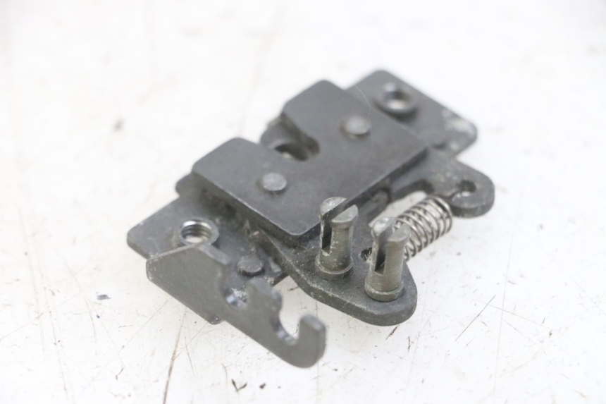 photo de CIERRE ASIENTO HOOK GILERA NEXUS 125 (2009 - 2013) - Detalle de la pieza