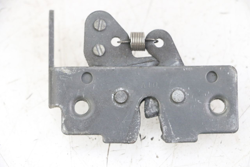 photo de CIERRE ASIENTO HOOK GILERA NEXUS 125 (2009 - 2013) - Otra perspectiva