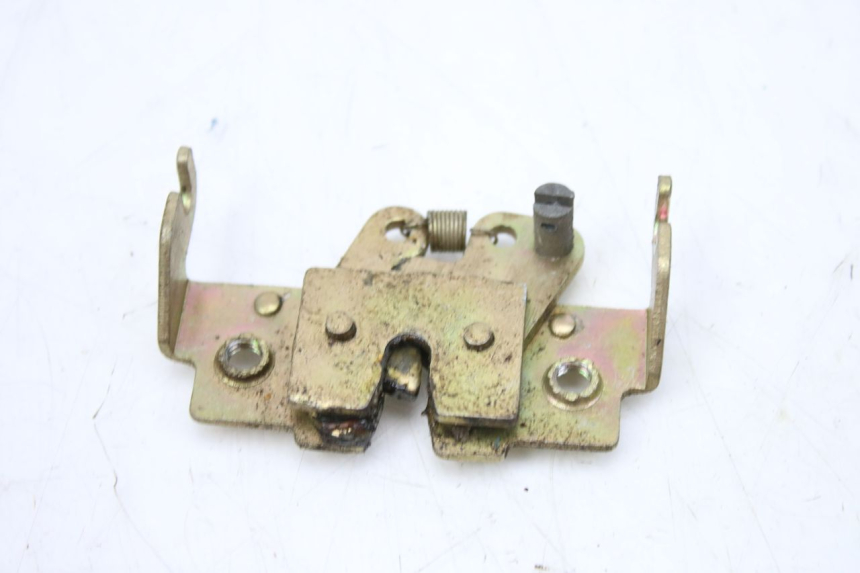 photo de CERRADURA DEL ASIENTO KEEWAY OUTLOOK 125 (2007 - 2013) - Detalles de los puntos de fijación