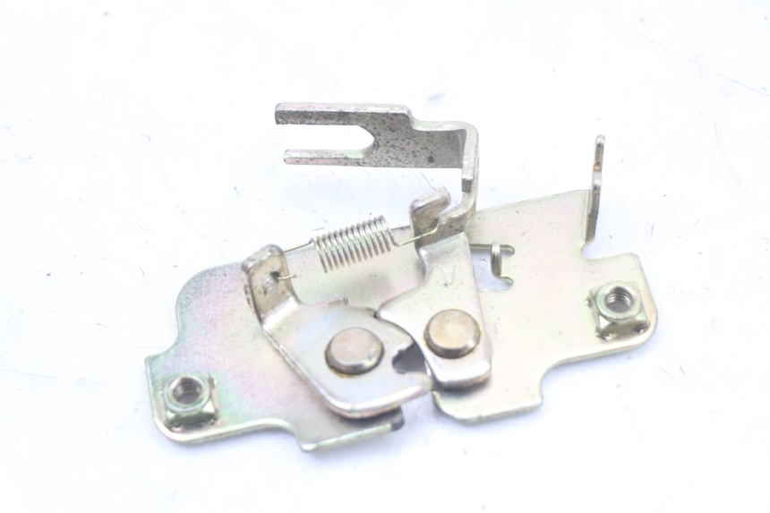 photo de CIERRE ASIENTO HOOK PEUGEOT BELVILLE 125 (2017 - 2021) - Detalle de la pieza