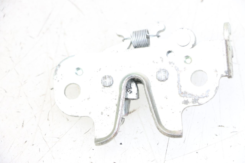 photo de CERRADURA DEL ASIENTO PEUGEOT KISBEE 4T 50 (2018 - 2022) - Zoom estado de uso