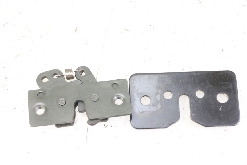 photo de CIERRE ASIENTO HOOK PEUGEOT SATELIS 125 (2013 - 2018) - Zoom estado de uso