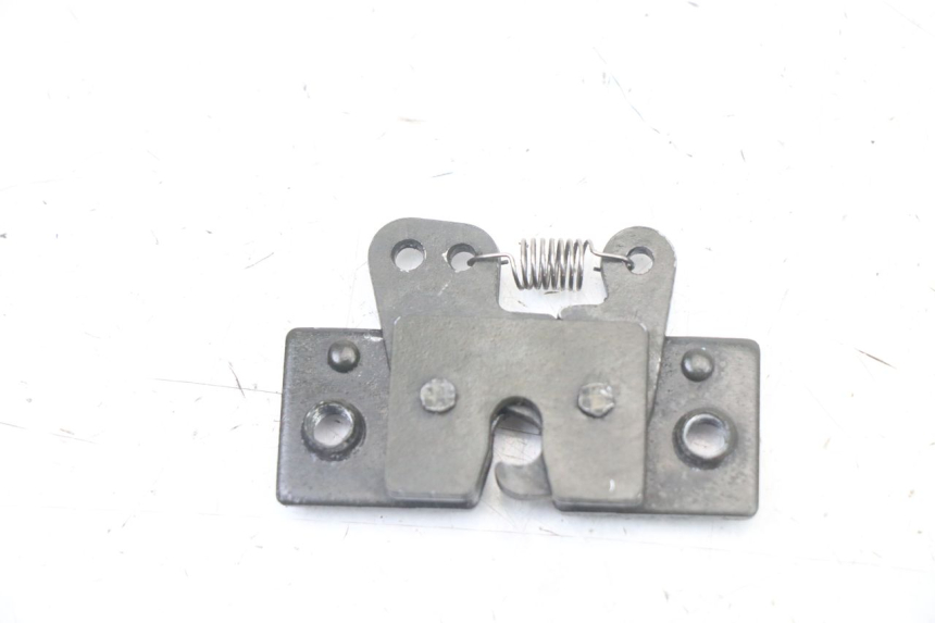 photo de CIERRE ASIENTO HOOK PEUGEOT SATELIS COMPRESSOR K15 125 (2006 - 2009) - Detalle de la pieza