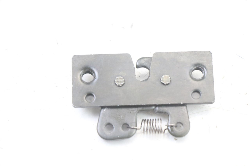 photo de CIERRE ASIENTO HOOK PEUGEOT SATELIS COMPRESSOR K15 125 (2006 - 2009) - Otra perspectiva