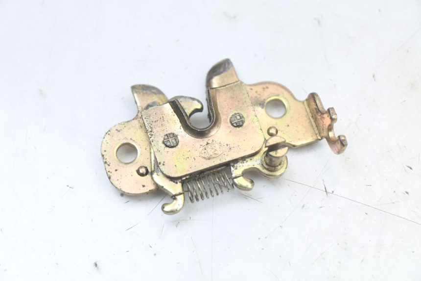 photo de CIERRE ASIENTO HOOK PEUGEOT STREETZONE 4T 50 (2018 - 2023) - Detalle de la pieza