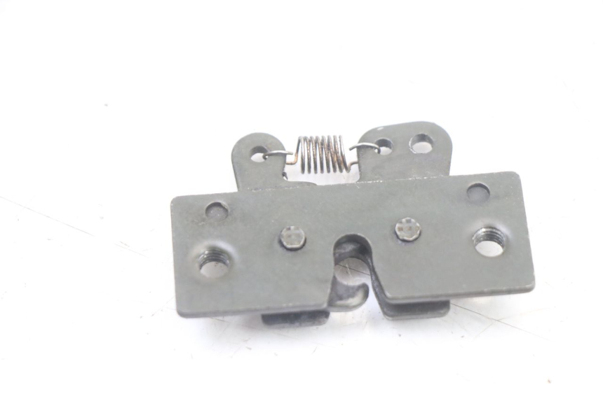 photo de CIERRE ASIENTO HOOK PEUGEOT TREKKER TKR 50 (2005 - 2014) - Zoom estado de uso