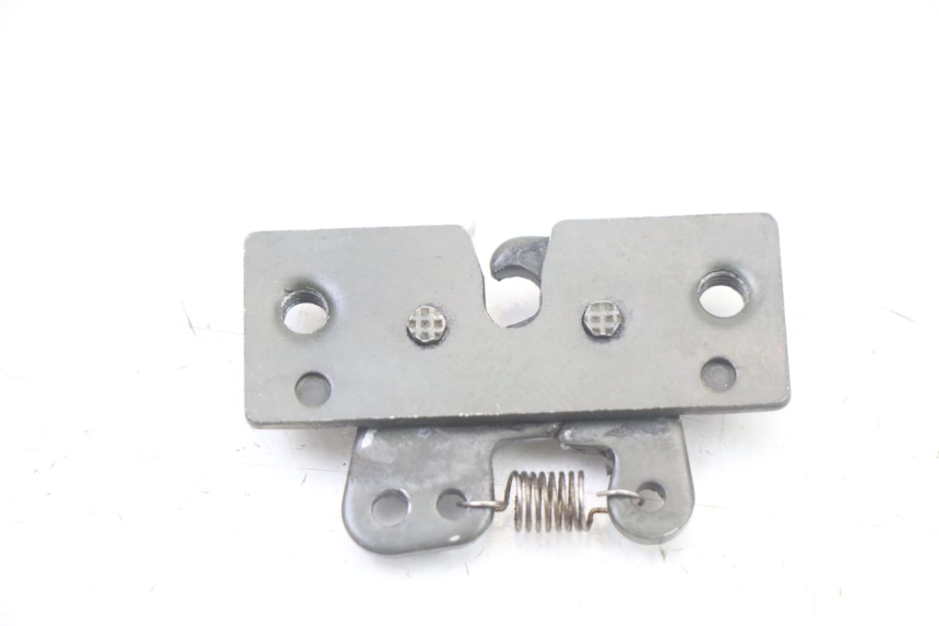 photo de CIERRE ASIENTO HOOK PEUGEOT TREKKER TKR 50 (2005 - 2014) - Otra perspectiva