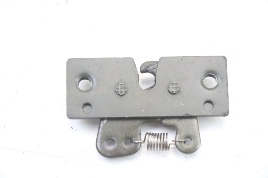 photo de CIERRE ASIENTO HOOK PEUGEOT TREKKER TKR 50 (2005 - 2014) - Otra perspectiva