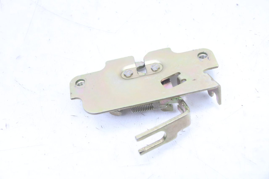 photo de CIERRE ASIENTO HOOK PEUGEOT TWEET 4T 50 (2023 - 2025) - Zoom estado de uso