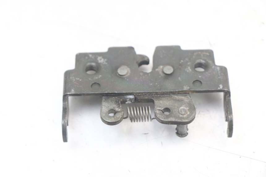 photo de CIERRE ASIENTO HOOK PIAGGIO BEVERLY 125 (1998 - 2005) - Otra perspectiva