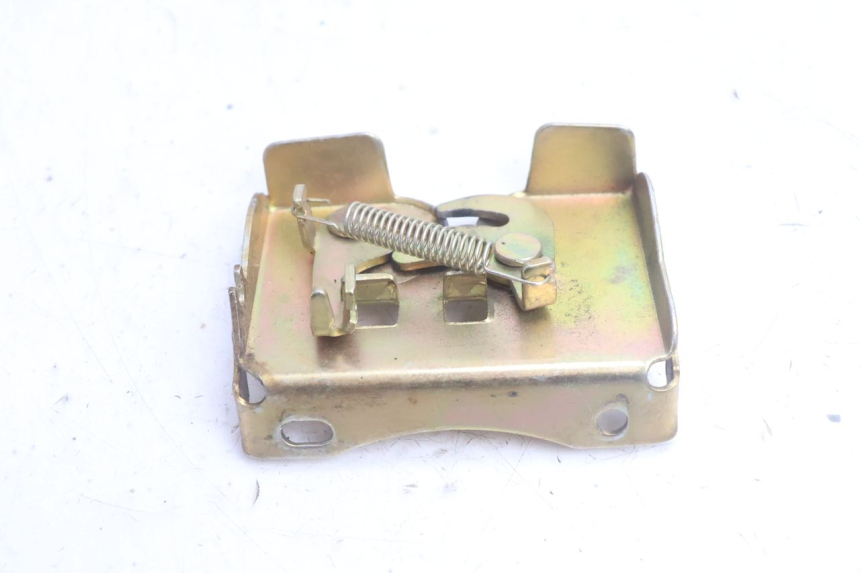 photo de CIERRE ASIENTO HOOK JM MOTORS SANTANA EVO 50 (2024 - 2026) - Zoom estado de uso