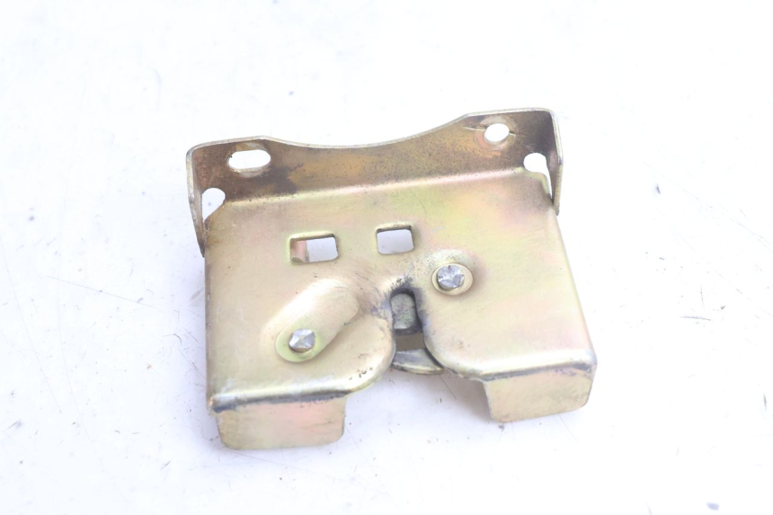 photo de CIERRE ASIENTO HOOK JM MOTORS SANTANA EVO 50 (2024 - 2026) - Primer plano técnico