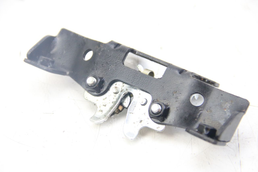 photo de CERRADURA DEL ASIENTO JM MOTORS SANTANA 50 (2014 - 2023) - Detalle de la pieza