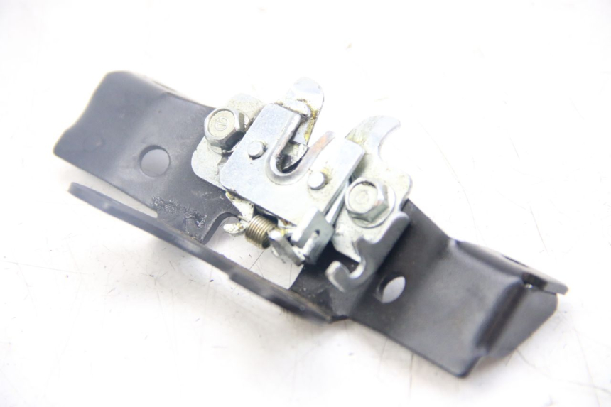 photo de CERRADURA DEL ASIENTO JM MOTORS SANTANA 50 (2014 - 2023) - Primer plano técnico