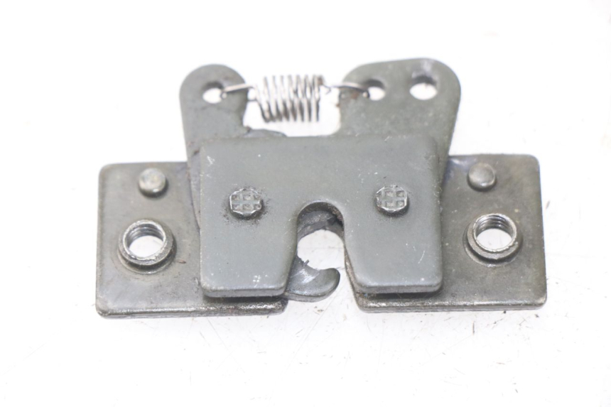 photo de CIERRE ASIENTO HOOK PEUGEOT SATELIS 125 (2013 - 2018) - Vista principal