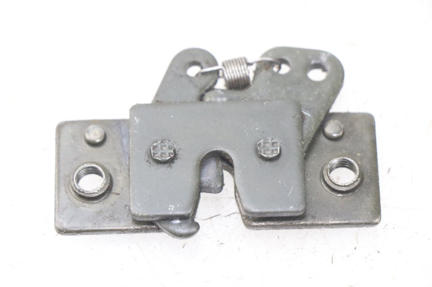 photo de CIERRE ASIENTO HOOK PEUGEOT SATELIS 125 (2013 - 2018) - Detalle de la pieza