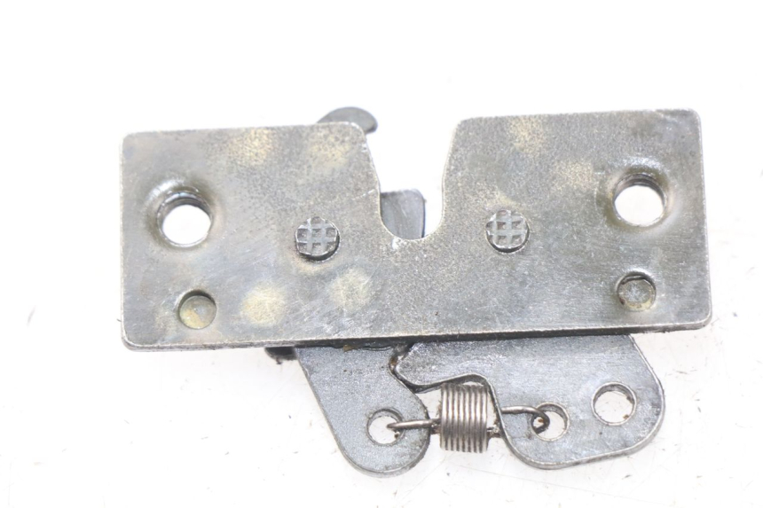 photo de CIERRE ASIENTO HOOK PEUGEOT SATELIS 125 (2013 - 2018) - Zoom estado de uso