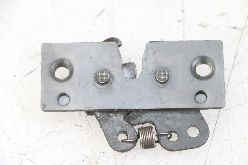 photo de CIERRE ASIENTO HOOK PEUGEOT SATELIS 125 (2013 - 2018) - Zoom estado de uso