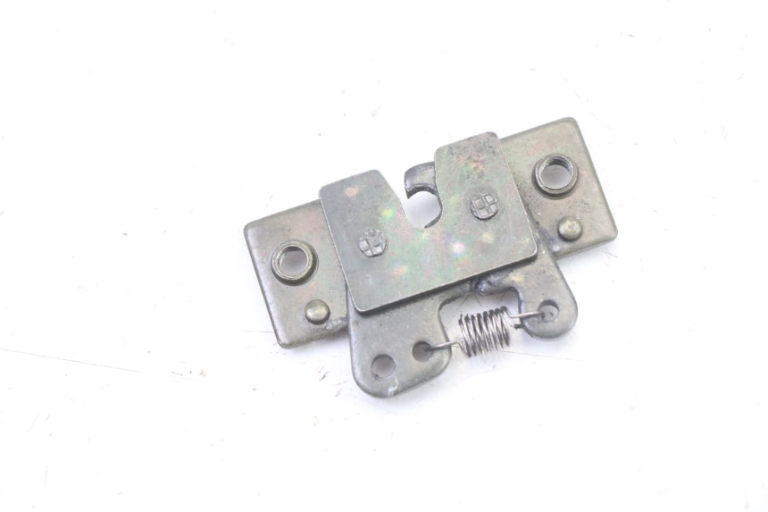 photo de CIERRE ASIENTO HOOK PEUGEOT SATELIS 125 (2013 - 2018) - Detalle de la pieza