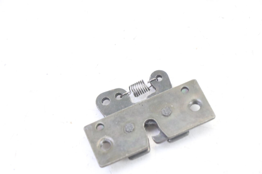 photo de CIERRE ASIENTO HOOK PEUGEOT SATELIS 125 (2013 - 2018) - Zoom estado de uso