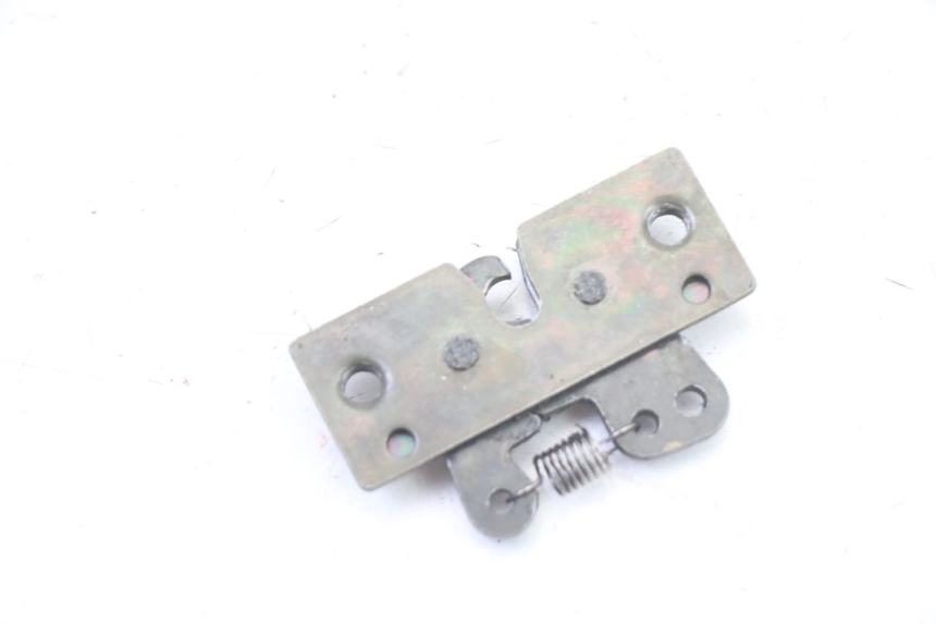 photo de CIERRE ASIENTO HOOK PEUGEOT SATELIS 125 (2013 - 2018) - Otra perspectiva