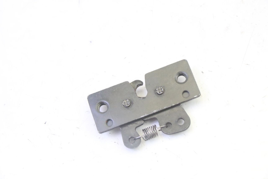 photo de CIERRE ASIENTO HOOK PEUGEOT SATELIS 125 (2013 - 2018) - Zoom estado de uso