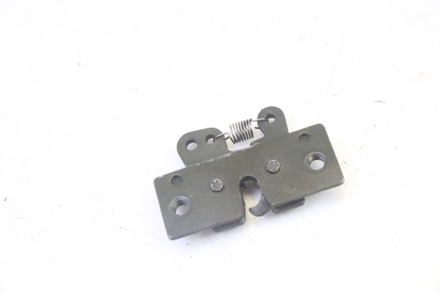 photo de CIERRE ASIENTO HOOK PEUGEOT SATELIS 125 (2013 - 2018) - Otra perspectiva