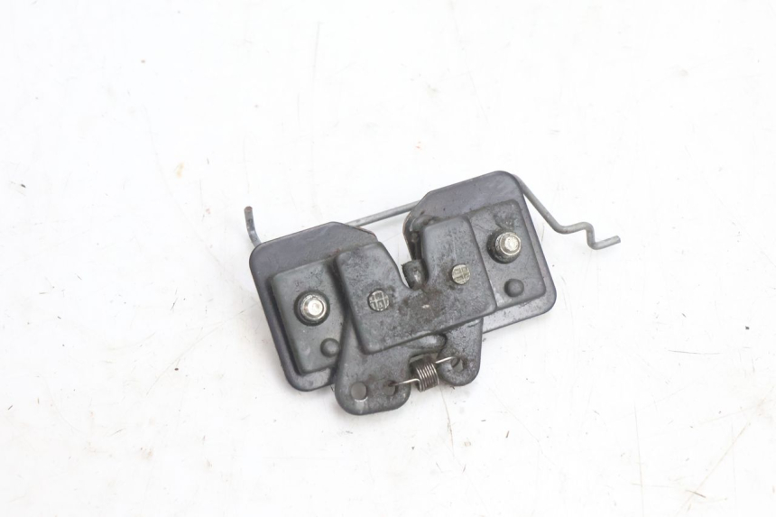 photo de CIERRE ASIENTO HOOK PEUGEOT SATELIS 125 (2013 - 2018) - Detalle de la pieza
