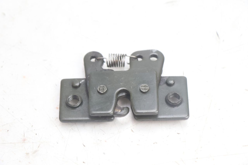 photo de CIERRE ASIENTO HOOK PEUGEOT SATELIS 125 (2013 - 2018) - Vista principal