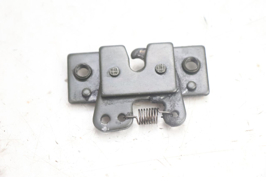 photo de CIERRE ASIENTO HOOK PEUGEOT SATELIS 125 (2013 - 2018) - Detalle de la pieza