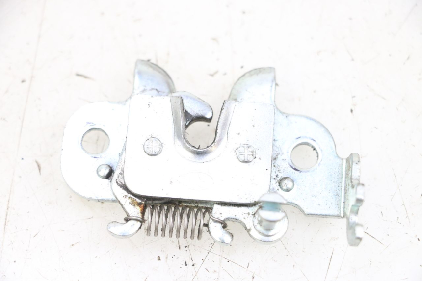 photo de CIERRE ASIENTO HOOK PEUGEOT SPEEDFIGHT 4 4T EFI 50 (2021 - 2025) - Zoom estado de uso