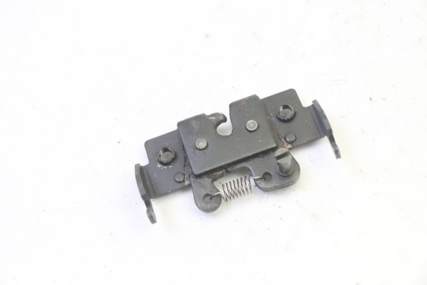 photo de CIERRE ASIENTO HOOK APRILIA SR R 2T LC 50 (2018 - 2021) - Detalle de la pieza