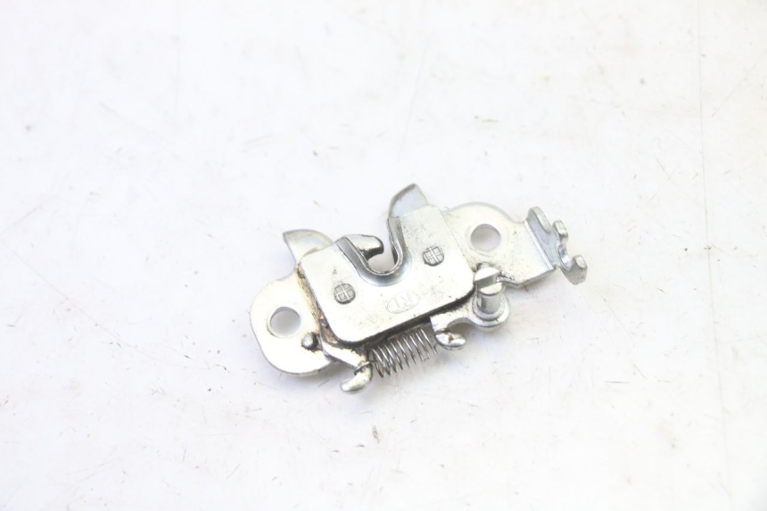 photo de CIERRE ASIENTO HOOK PEUGEOT STREETZONE I 2T 50 (2018 - 2020) - Detalle de la pieza