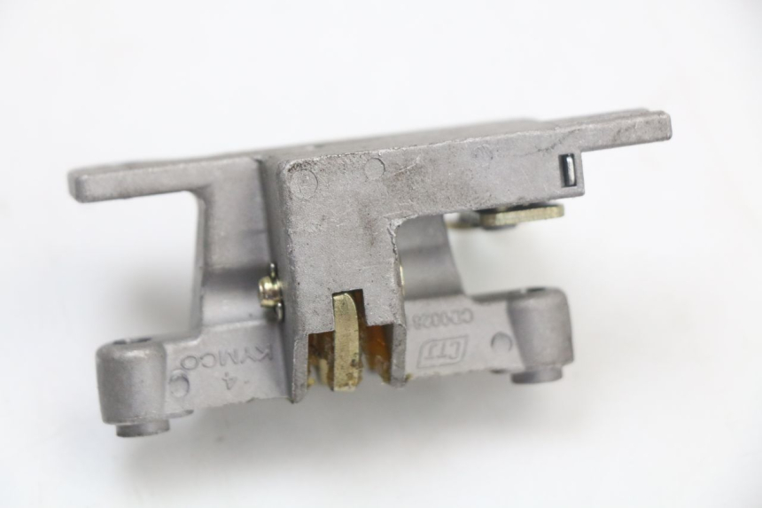 photo de CIERRE ASIENTO HOOK KYMCO SUPER 8 4T 50 (2018 - 2020) - Zoom estado de uso