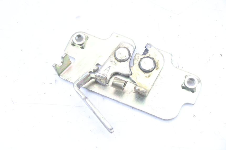 photo de CERRADURA DEL ASIENTO SYM JET 14 4T 50 (2018 - 2022) - Detalle de la pieza