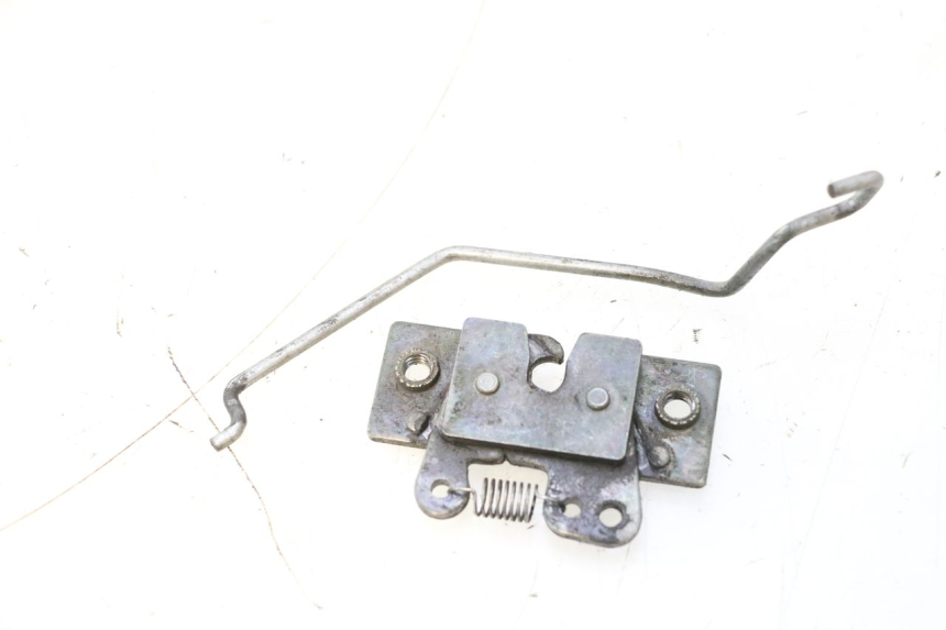 photo de CERRADURA DE ASIENTO PEUGEOT TREKKER 50 (1995 - 2004) - Detalle de la pieza
